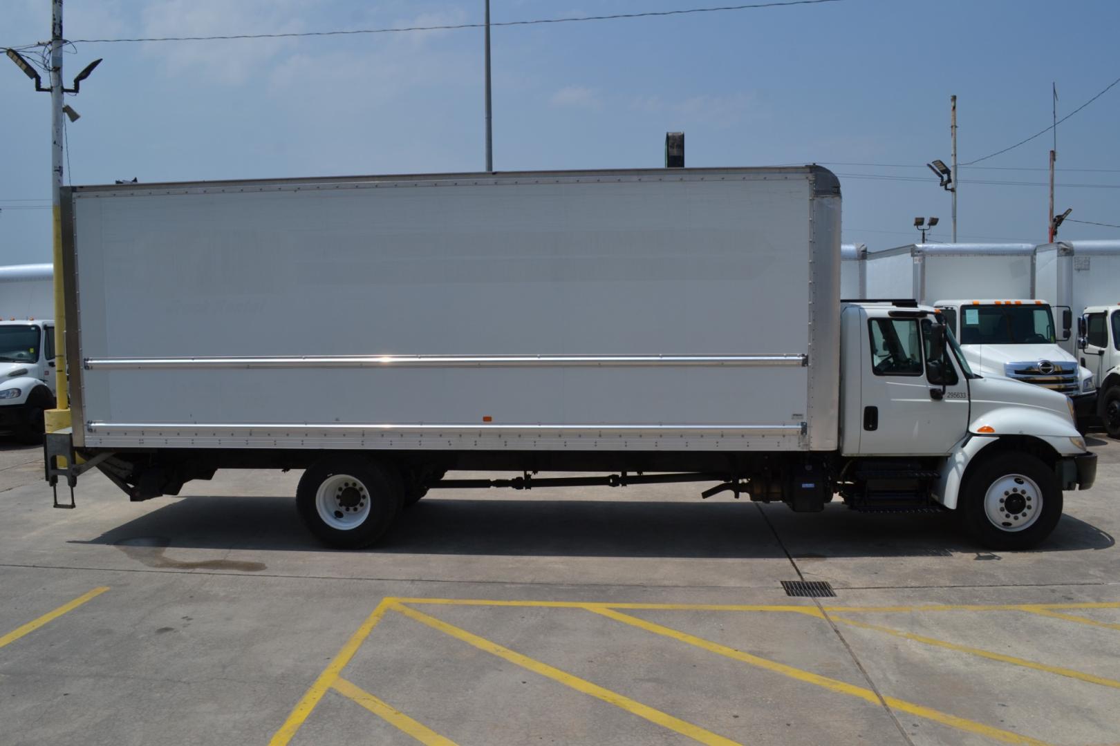 2018 WHITE /BLACK INTERNATIONAL 4300 with an CUMMINS ISB 6.7L 220HP engine, EATON FULLER PROCISION AUTOMATIC transmission, located at 9172 North Fwy, Houston, TX, 77037, (713) 910-6868, 29.887470, -95.411903 - Photo#3